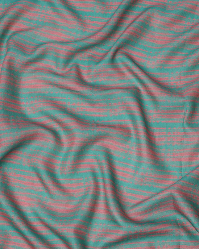 قماش كريب فيسكوز مطبوع بخطوط قبلية تجريدية باللونين الأخضر البحري والوردي، عرض 110 سم، صنع في الهند - D23577
