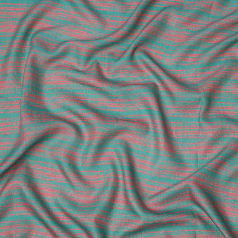 قماش كريب فيسكوز مطبوع بخطوط قبلية تجريدية باللونين الأخضر البحري والوردي، عرض 110 سم، صنع في الهند - D23577