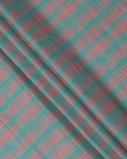 قماش كريب فيسكوز مطبوع بخطوط قبلية تجريدية باللونين الأخضر البحري والوردي، عرض 110 سم، صنع في الهند - D23577