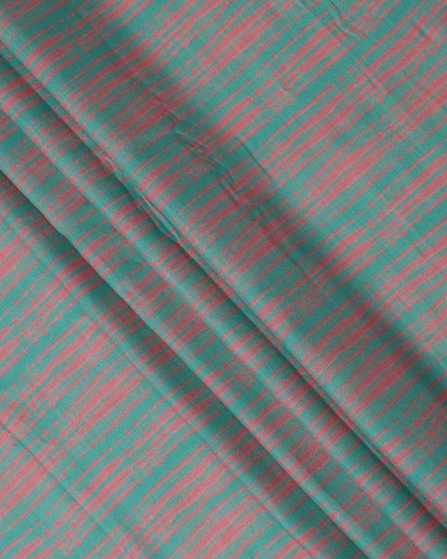 قماش كريب فيسكوز مطبوع بخطوط قبلية تجريدية باللونين الأخضر البحري والوردي، عرض 110 سم، صنع في الهند - D23577