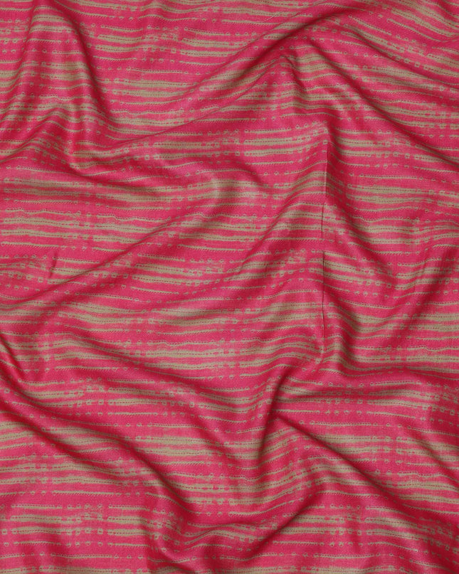 قماش كريب فيسكوز مطبوع بخطوط قبلية تجريدية باللونين الوردي الفاتح والبيج، عرض 110 سم، صنع في الهند - D23578