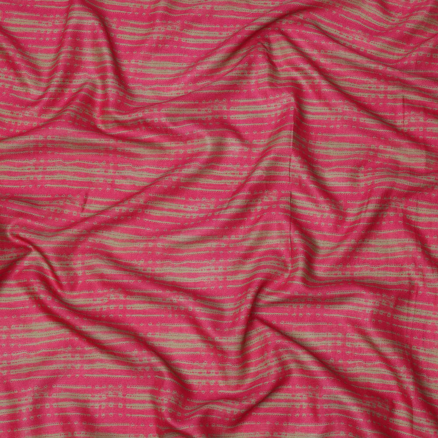 قماش كريب فيسكوز مطبوع بخطوط قبلية تجريدية باللونين الوردي الفاتح والبيج، عرض 110 سم، صنع في الهند - D23578