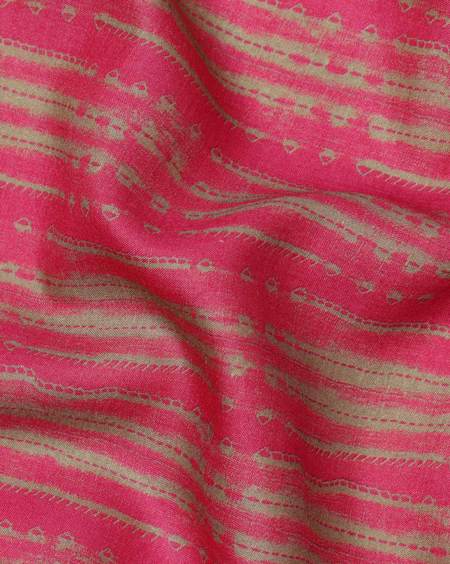 قماش كريب فيسكوز مطبوع بخطوط قبلية تجريدية باللونين الوردي الفاتح والبيج، عرض 110 سم، صنع في الهند - D23578