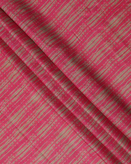 قماش كريب فيسكوز مطبوع بخطوط قبلية تجريدية باللونين الوردي الفاتح والبيج، عرض 110 سم، صنع في الهند - D23578