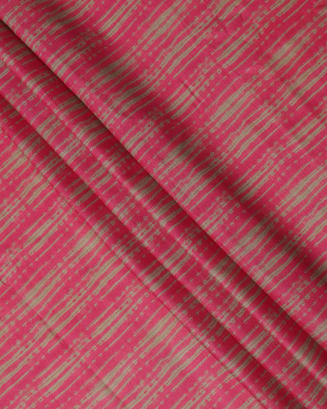 قماش كريب فيسكوز مطبوع بخطوط قبلية تجريدية باللونين الوردي الفاتح والبيج، عرض 110 سم، صنع في الهند - D23578