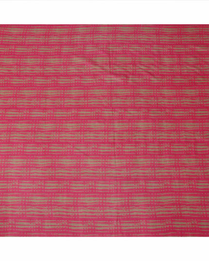 قماش كريب فيسكوز مطبوع بخطوط قبلية تجريدية باللونين الوردي الفاتح والبيج، عرض 110 سم، صنع في الهند - D23578
