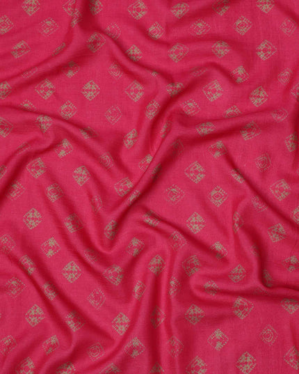 قماش كريب فيسكوز مطبوع عليه كتلة من قماش بوتي العرقي بلون وردي ياقوتي مع بيج، عرض 110 سم، صنع في الهند - D23581