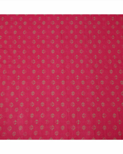 قماش كريب فيسكوز مطبوع عليه كتلة من قماش بوتي العرقي بلون وردي ياقوتي مع بيج، عرض 110 سم، صنع في الهند - D23581