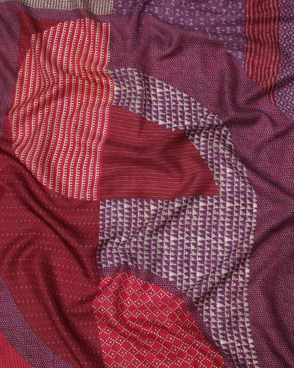 قماش كريب فيسكوز بطبعة هندسية، مستوحى من أسلوب أجراخ باللونين العنابي والأرجواني، عرض 110 سم، صنع في الهند - D23586