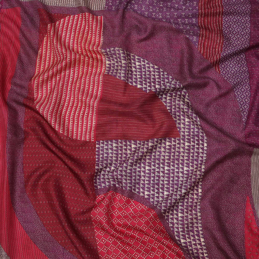 قماش كريب فيسكوز بطبعة هندسية، مستوحى من أسلوب أجراخ باللونين العنابي والأرجواني، عرض 110 سم، صنع في الهند - D23586