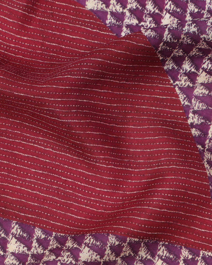 قماش كريب فيسكوز بطبعة هندسية، مستوحى من أسلوب أجراخ باللونين العنابي والأرجواني، عرض 110 سم، صنع في الهند - D23586