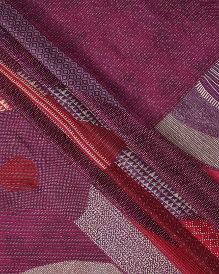 قماش كريب فيسكوز بطبعة هندسية، مستوحى من أسلوب أجراخ باللونين العنابي والأرجواني، عرض 110 سم، صنع في الهند - D23586