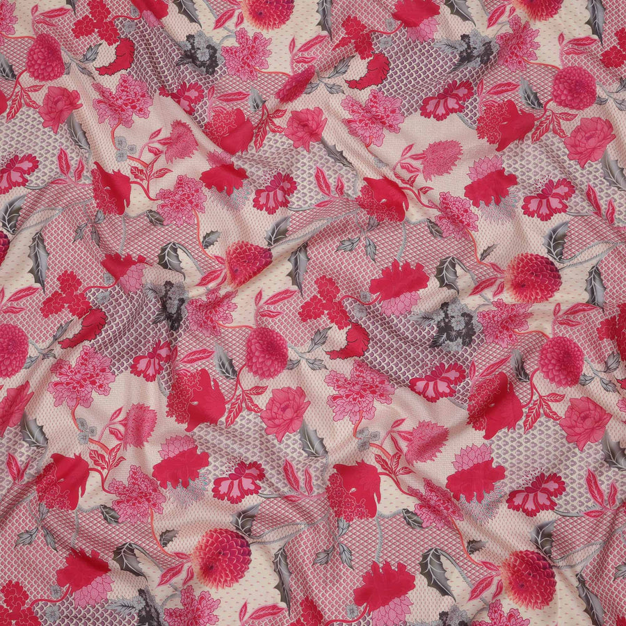 قماش كريب فيسكوز بطبعة زهور رقمية باللونين البيج والوردي، عرض 110 سم، صنع في الهند - D23589