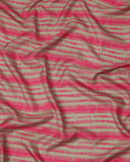 قماش كريب فيسكوز بطبعة خطوط تجريدية باللونين البيج والوردي، عرض 110 سم، صنع في الهند - D23592