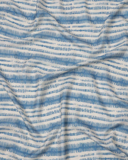 قماش كريب فيسكوز بطبعة خطوط تجريدية باللونين الأبيض والأزرق، عرض 110 سم، صنع في الهند - D23593