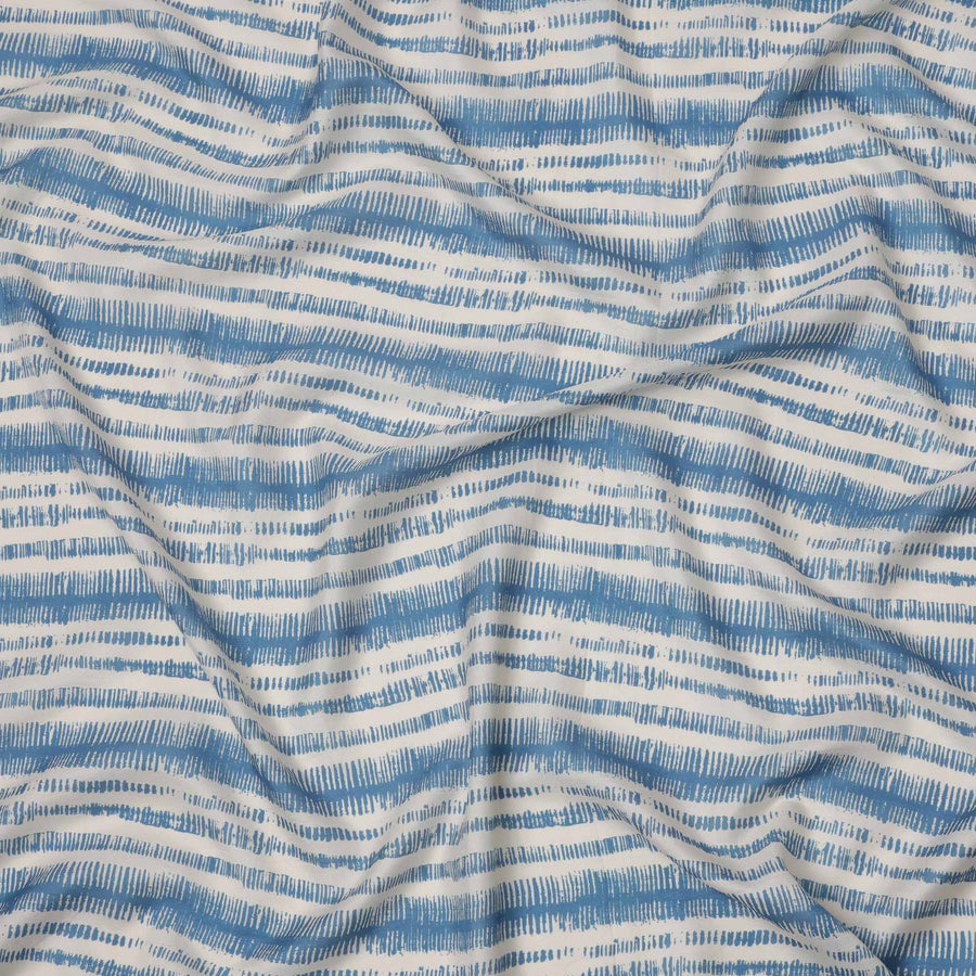 قماش كريب فيسكوز بطبعة خطوط تجريدية باللونين الأبيض والأزرق، عرض 110 سم، صنع في الهند - D23593