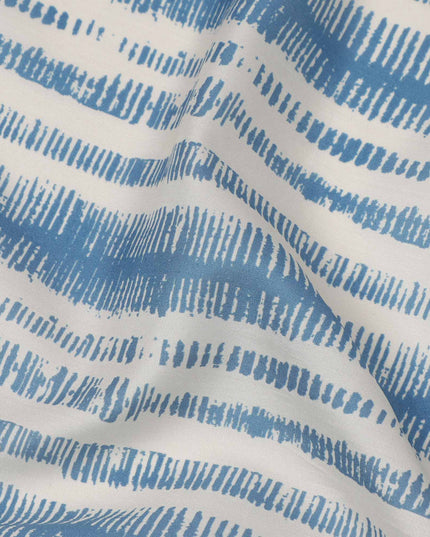 قماش كريب فيسكوز بطبعة خطوط تجريدية باللونين الأبيض والأزرق، عرض 110 سم، صنع في الهند - D23593