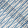 قماش كريب فيسكوز بطبعة خطوط تجريدية باللونين الأبيض والأزرق، عرض 110 سم، صنع في الهند - D23593