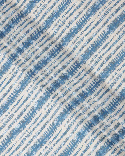قماش كريب فيسكوز بطبعة خطوط تجريدية باللونين الأبيض والأزرق، عرض 110 سم، صنع في الهند - D23593
