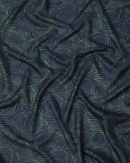 قماش كريب فيسكوز بطباعة خطوط حلزونية تجريدية باللونين الأزرق الداكن والأخضر، عرض 110 سم، صنع في الهند - D23595