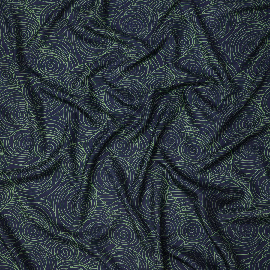 قماش كريب فيسكوز بطباعة خطوط حلزونية تجريدية باللونين الأزرق الداكن والأخضر، عرض 110 سم، صنع في الهند - D23595