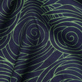 قماش كريب فيسكوز بطباعة خطوط حلزونية تجريدية باللونين الأزرق الداكن والأخضر، عرض 110 سم، صنع في الهند - D23595