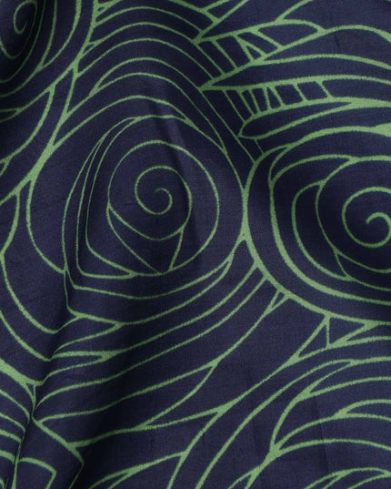 قماش كريب فيسكوز بطباعة خطوط حلزونية تجريدية باللونين الأزرق الداكن والأخضر، عرض 110 سم، صنع في الهند - D23595