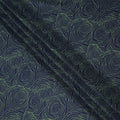 قماش كريب فيسكوز بطباعة خطوط حلزونية تجريدية باللونين الأزرق الداكن والأخضر، عرض 110 سم، صنع في الهند - D23595