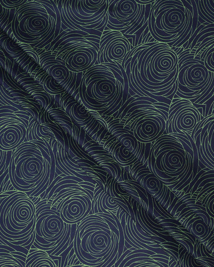 قماش كريب فيسكوز بطباعة خطوط حلزونية تجريدية باللونين الأزرق الداكن والأخضر، عرض 110 سم، صنع في الهند - D23595