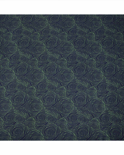 قماش كريب فيسكوز بطباعة خطوط حلزونية تجريدية باللونين الأزرق الداكن والأخضر، عرض 110 سم، صنع في الهند - D23595