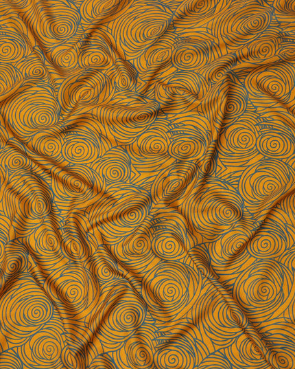 قماش كريب فيسكوز بطباعة خطوط حلزونية تجريدية باللونين الأصفر الخردلي والرمادي، عرض 110 سم، صنع في الهند - D23596