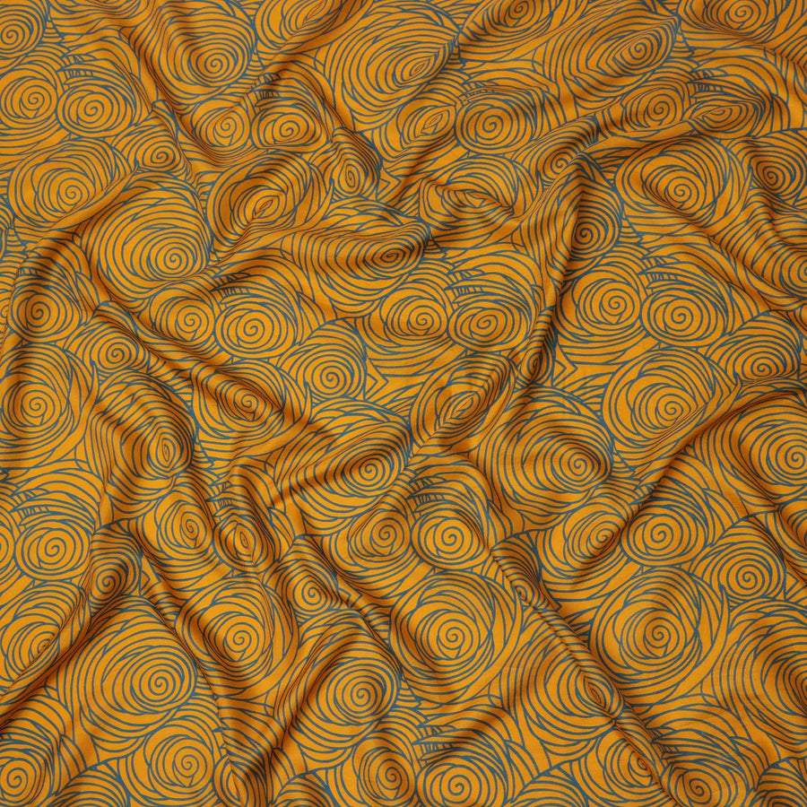 قماش كريب فيسكوز بطباعة خطوط حلزونية تجريدية باللونين الأصفر الخردلي والرمادي، عرض 110 سم، صنع في الهند - D23596