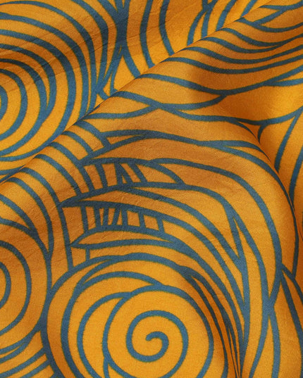 قماش كريب فيسكوز بطباعة خطوط حلزونية تجريدية باللونين الأصفر الخردلي والرمادي، عرض 110 سم، صنع في الهند - D23596