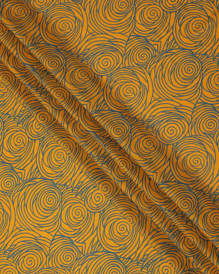 قماش كريب فيسكوز بطباعة خطوط حلزونية تجريدية باللونين الأصفر الخردلي والرمادي، عرض 110 سم، صنع في الهند - D23596