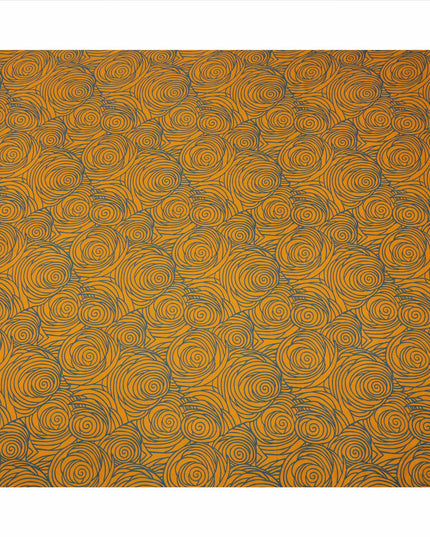 قماش كريب فيسكوز بطباعة خطوط حلزونية تجريدية باللونين الأصفر الخردلي والرمادي، عرض 110 سم، صنع في الهند - D23596