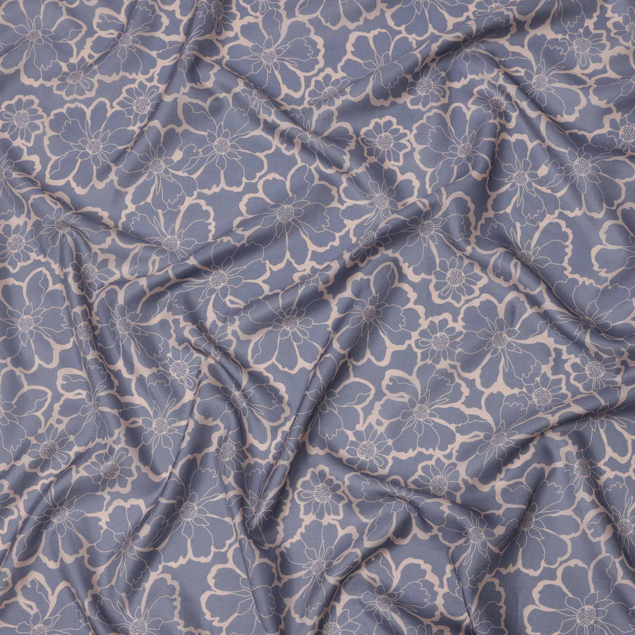قماش كريب فيسكوز بطبعة زهور جريئة باللون الأزرق الخزامي والبيج، عرض 110 سم، صنع في الهند - D23599