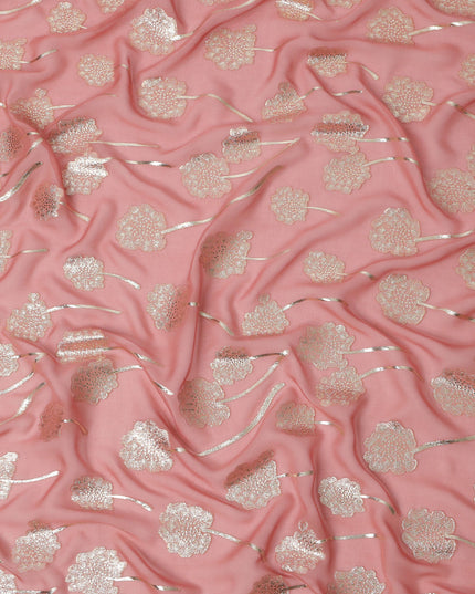 قماش شيفون حريري بنقشة زهور معدنية بلون الخوخ الوردي مع تفاصيل لوريكس ذهبية، 110 سم، كوريا الجنوبية - D23819