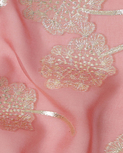 قماش شيفون حريري بنقشة زهور معدنية بلون الخوخ الوردي مع تفاصيل لوريكس ذهبية، 110 سم، كوريا الجنوبية - D23819