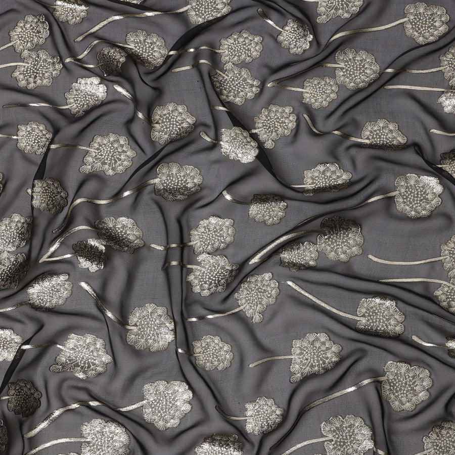 قماش شيفون حريري أسود فحمي بنقشة زهور معدنية مع تفاصيل لوركس فضية، 110 سم، كوريا الجنوبية - D23821