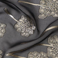 قماش شيفون حريري أسود فحمي بنقشة زهور معدنية مع تفاصيل لوركس فضية، 110 سم، كوريا الجنوبية - D23821