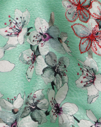 قماش فيسكوز مطبوع عليه زهور باللون الأخضر النعناعي ومطرز بخيوط حمراء، 110 سم، الهند - D23841