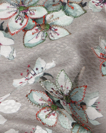قماش فيسكوز رمادي اللون، مطبوع عليه زهور، مطرز بخيوط متعددة الألوان، 110 سم، الهند - D23843