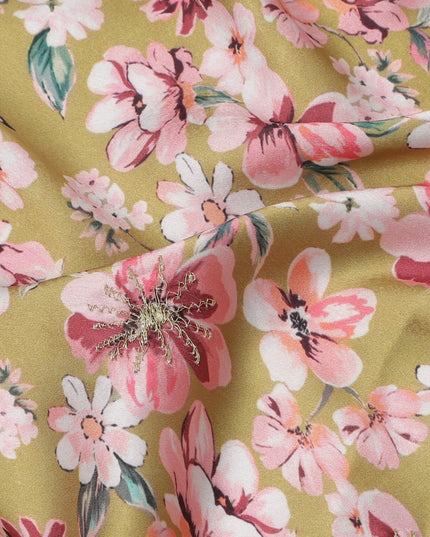 قماش فيسكوز مطبوع عليه زهور بلون الخردل مع أزهار وردية وبيضاء، 110 سم، الهند - D23848