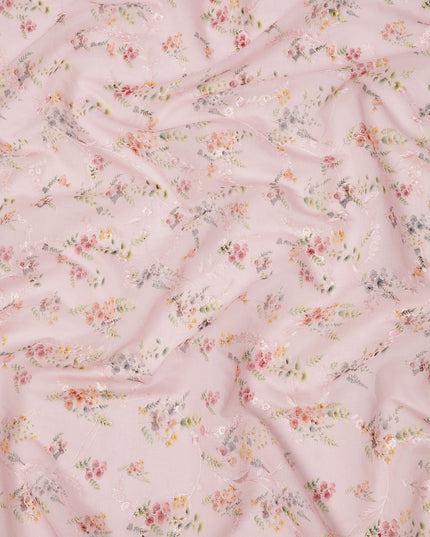 قماش فوال قطني وردي فاتح بطبعة زهور رقيقة وتطريز بخيوط رقيقة، 110 سم، الهند - D23854