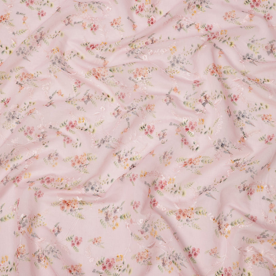 قماش فوال قطني وردي فاتح بطبعة زهور رقيقة وتطريز بخيوط رقيقة، 110 سم، الهند - D23854
