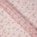 قماش فوال قطني وردي فاتح بطبعة زهور رقيقة وتطريز بخيوط رقيقة، 110 سم، الهند - D23854