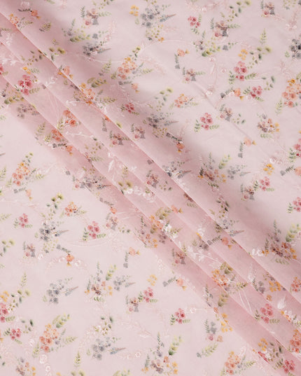 قماش فوال قطني وردي فاتح بطبعة زهور رقيقة وتطريز بخيوط رقيقة، 110 سم، الهند - D23854