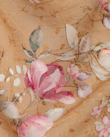 قماش فوال قطني بني كراميل مع طباعة زهور مائية ناعمة وتطريز بخيوط معقدة، 110 سم، الهند - D23855