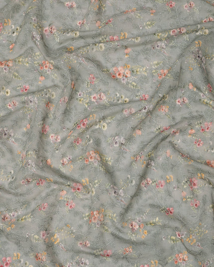 قماش فوال قطني بلون أخضر حكيم باهت مع طبعة زهور متعددة الألوان وتطريز دقيق متناسق، 110 سم، الهند - D23856