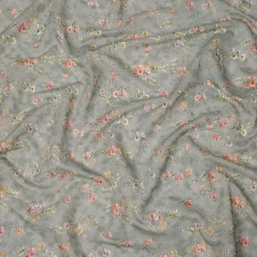 قماش فوال قطني بلون أخضر حكيم باهت مع طبعة زهور متعددة الألوان وتطريز دقيق متناسق، 110 سم، الهند - D23856